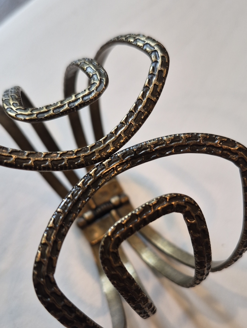 Vtg Textured Antique Bronze Tone Hinged Cuff Bracelet - Picture 7 of 12
